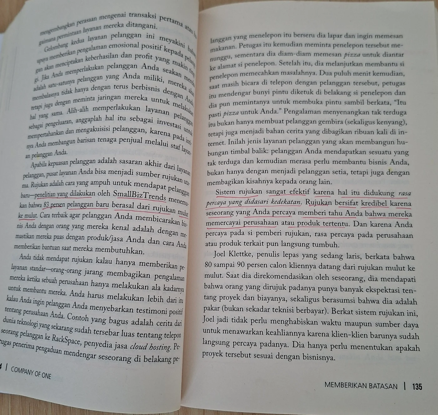 Halaman buku Company of One yang terbuka, dengan kalimat tentang rujukan dan rasa percaya digarisbawahi pena merah muda.