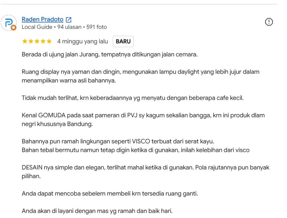 Satu ulasan bintang lima di Google Maps untuk Gomuda Knitwear Bandung, memuji ruang display, lampu daylight, bahan VISCO, dan tersedianya ruang ganti.